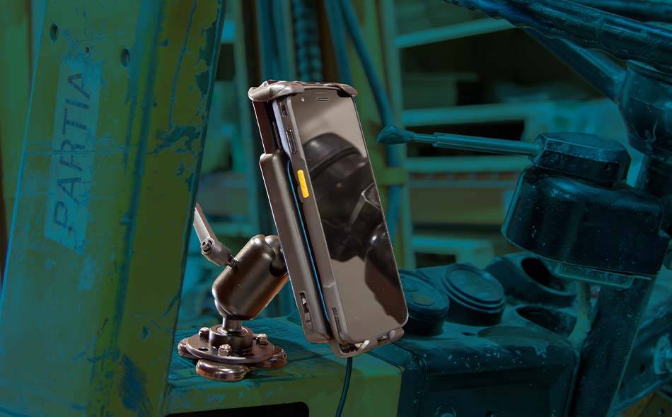 AS7.U050.014-1 wireless charger with 7170-1116 zirkona magnet mount on Forklift with Zebra TC27 device.jpg