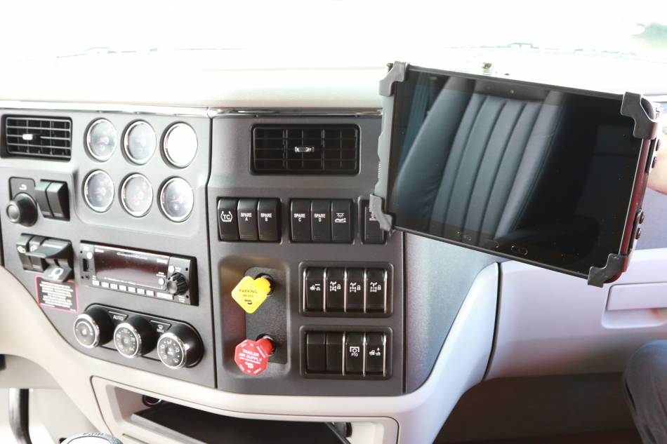 AS7.U102.105 on 7160-1180-01 in Semi-Truck_1.JPG